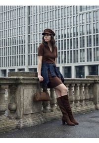 Sinsay - Dzianinowa sukienka midi z wiskozą - brązowy. Kolor: brązowy. Materiał: wiskoza, dzianina. Długość: midi #1