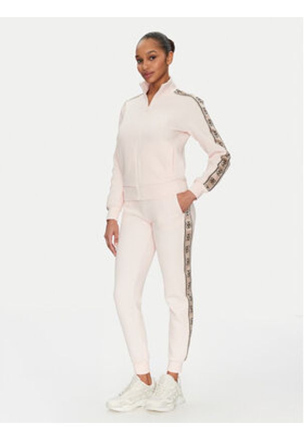 Guess Spodnie dresowe V2YB15 KB3P2 Różowy Regular Fit. Kolor: różowy. Materiał: syntetyk, bawełna