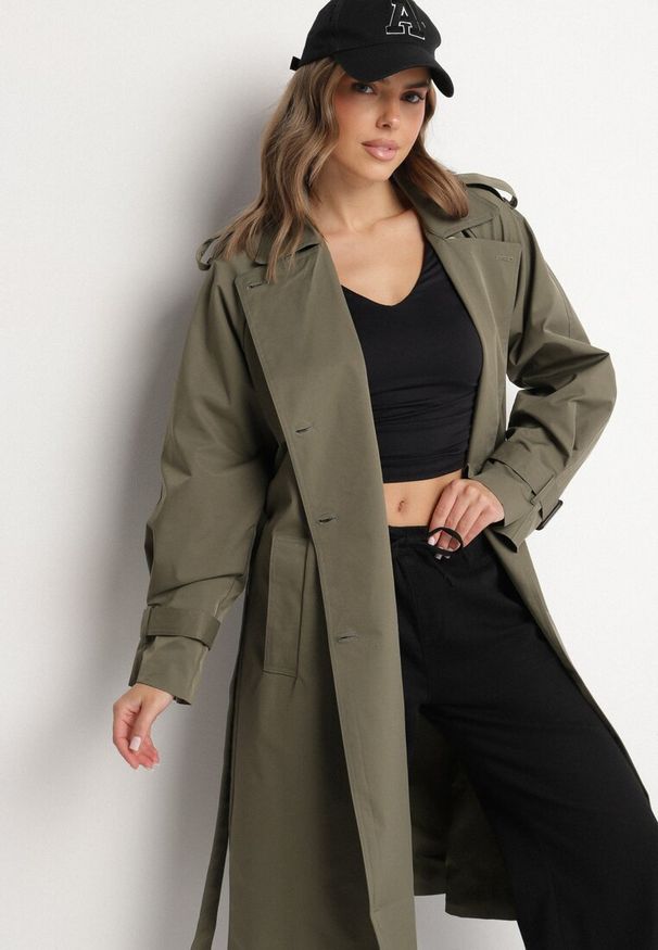 Born2be - Ciemnozielony Płaszcz Trencz Dwurzędowy z Paskiem Cloimia. Okazja: na co dzień. Kolor: zielony. Materiał: tkanina, dzianina. Długość rękawa: długi rękaw. Długość: do kolan. Sezon: wiosna, jesień. Styl: elegancki, casual, klasyczny, wizytowy