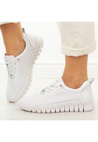 Lee Cooper - Białe ażurowe skórzane półbuty damskie LeeCopper 4001. Okazja: na co dzień, na spacer. Nosek buta: okrągły. Kolor: biały. Materiał: skóra. Szerokość cholewki: normalna. Wzór: ażurowy. Sezon: wiosna, lato. Styl: casual, klasyczny, elegancki #1