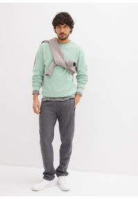 bonprix - Spodnie sportowe z praktycznymi kieszeniami zapinanymi na zamek. Kolor: szary. Styl: sportowy #3