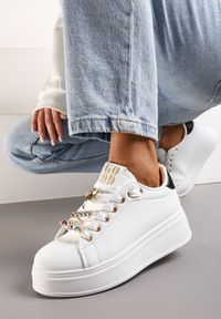 Born2be - Biało-Czarne Sneakersy z Platformą i Odpinanymi Biżuteryjnymi Aplikacjami na Sznurówkach Nasuumi. Okazja: na co dzień. Nosek buta: okrągły. Zapięcie: sznurówki. Kolor: biały. Materiał: jeans. Wzór: aplikacja. Obcas: na platformie #5