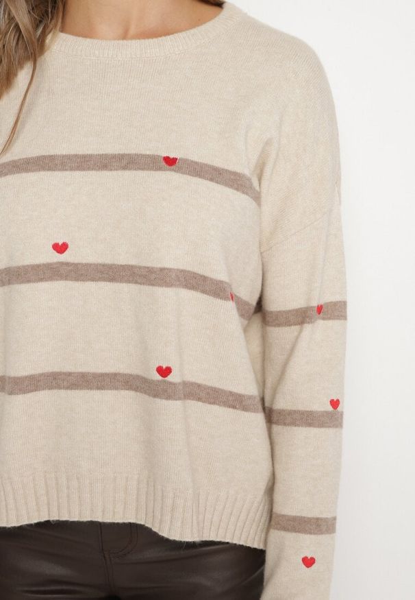 Born2be - Beżowy Sweter w Paski z Wyhaftowanymi Serduszkami Nerisea. Kolor: beżowy. Wzór: paski. Styl: elegancki