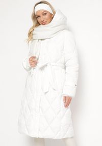 Born2be - Biała Długa Kurtka Płaszcz z Kapturem i Wiązaniem w Pasie Gasaetta. Typ kołnierza: kaptur. Kolor: biały. Materiał: materiał. Długość: długie. Sezon: zima #2