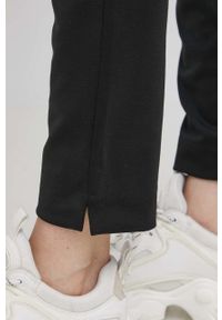 Vero Moda spodnie damskie kolor czarny dopasowane medium waist. Kolor: czarny. Materiał: dzianina