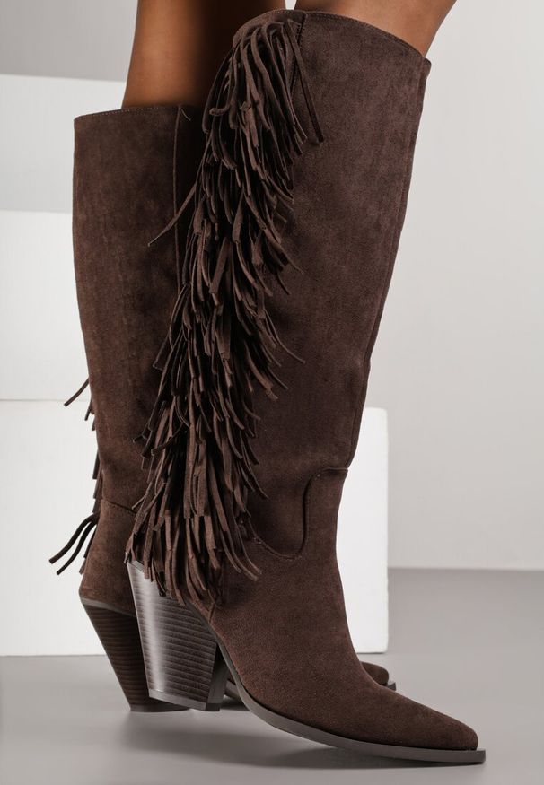 Born2be - Ciemnobrązowe Kozaki Kowbojki na Stożku z Imitacji Zamszu Zdobione Frędzlami Rabella. Okazja: na co dzień. Kolor: brązowy. Materiał: zamsz. Wzór: aplikacja. Obcas: na stożku. Styl: casual, klasyczny, boho. Wysokość obcasa: średni