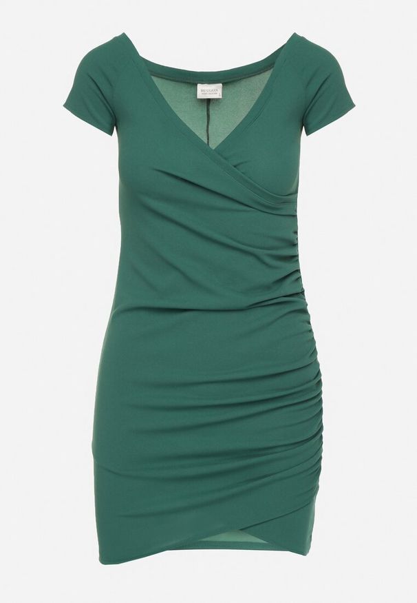 Born2be - Zielona Dopasowana Sukienka z Kopertowym Dekoltem Sopanna. Okazja: na co dzień. Typ kołnierza: dekolt kopertowy. Kolor: zielony. Materiał: jeans. Typ sukienki: kopertowe. Styl: casual, elegancki