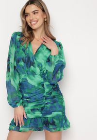 Born2be - Zielona Sukienka Mini z Drapowanym Dołem Falbanką i Kopertowym Dekoltem Elissea. Kolor: zielony. Materiał: materiał. Typ sukienki: kopertowe. Długość: mini #3