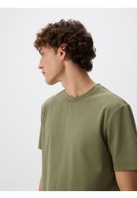 Reserved - Strukturalny t-shirt comfort fit - ciemnozielony. Kolor: zielony. Materiał: dzianina #1