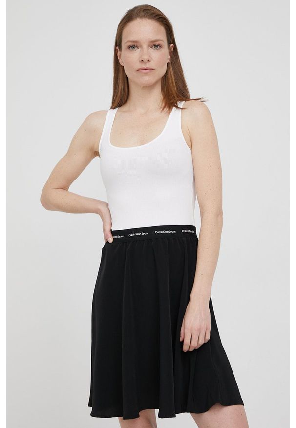 Calvin Klein Jeans sukienka J20J218348.PPYY kolor biały mini rozkloszowana. Kolor: biały. Długość rękawa: na ramiączkach. Typ sukienki: rozkloszowane. Długość: mini