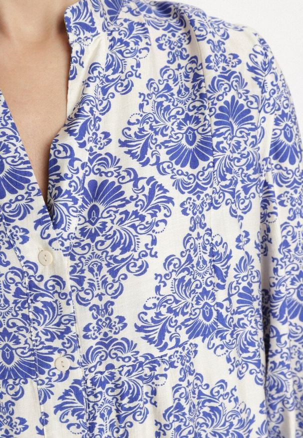 Born2be - Niebieska Rozkloszowana Sukienka z Wiskozy w Ornamentalny Wzór Gonavina. Okazja: na co dzień. Typ kołnierza: dekolt w kształcie V. Kolor: niebieski. Materiał: wiskoza. Długość rękawa: długi rękaw. Typ sukienki: oversize. Styl: casual, elegancki