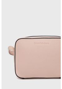Calvin Klein Jeans Torebka kolor różowy. Kolor: różowy. Rodzaj torebki: na ramię