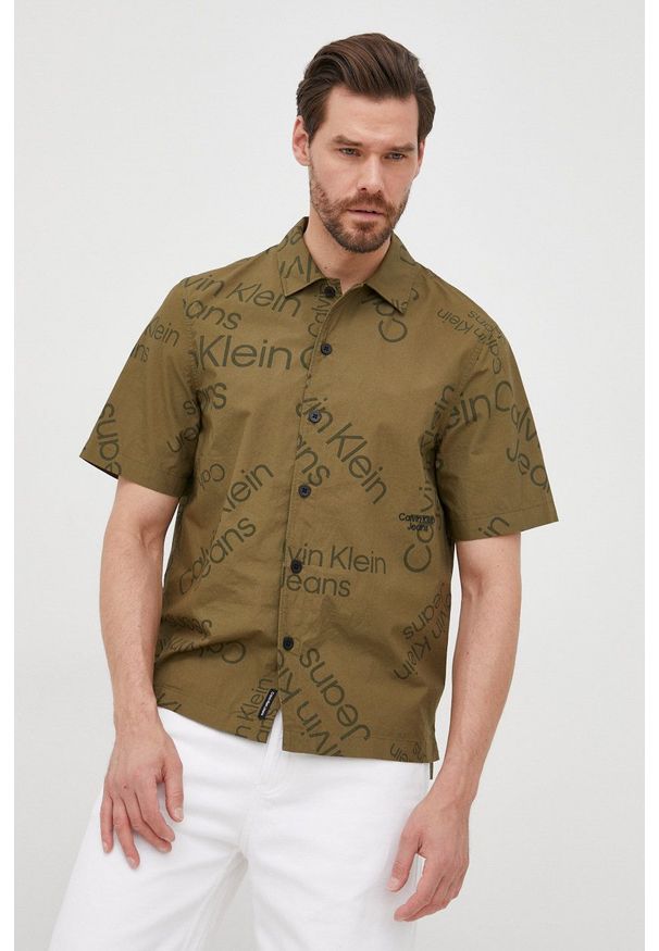 Calvin Klein Jeans koszula bawełniana J30J320081.PPYY męska kolor zielony relaxed z kołnierzykiem klasycznym. Typ kołnierza: kołnierzyk klasyczny. Kolor: zielony. Materiał: bawełna. Długość rękawa: krótki rękaw. Długość: krótkie. Styl: klasyczny