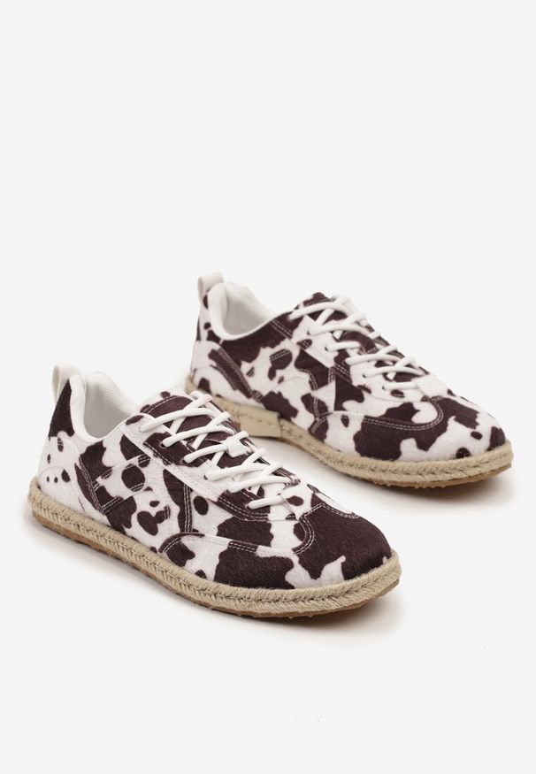 Renee - Brązowo-Białe Sneakersy Kultowe Tenisówki ze Wzorem w Łaty z Podeszwą Zdobioną Plecionką Zarorella. Okazja: na co dzień. Kolor: brązowy. Materiał: jeans. Wzór: aplikacja