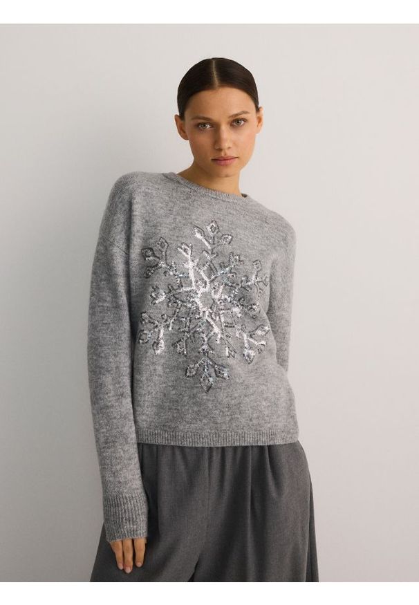 Reserved - Sweter z błyszczącą aplikacją - ciemnoszary. Kolor: szary. Materiał: dzianina, wełna. Wzór: aplikacja
