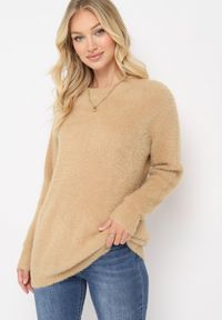 Born2be - Brązowy Klasyczny Sweter z Puchatego Materiału Oversize Miarra. Kolor: brązowy. Materiał: materiał. Styl: klasyczny