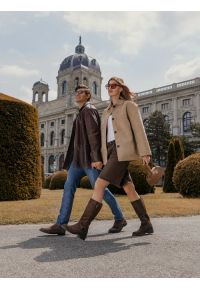 Ryłko - Brązowe kozaki biker boots ze skóry welurowej. Zapięcie: zamek. Kolor: brązowy. Materiał: welur, skóra. Szerokość cholewki: normalna. Obcas: na obcasie. Styl: street. Wysokość obcasa: średni