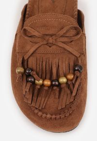 Born2be - Brązowe Klapki VICES Typu Mule z Koralikami Frędzlami i Kokardą Dioleora. Okazja: na co dzień. Kolor: brązowy. Wzór: aplikacja. Styl: casual, elegancki #4