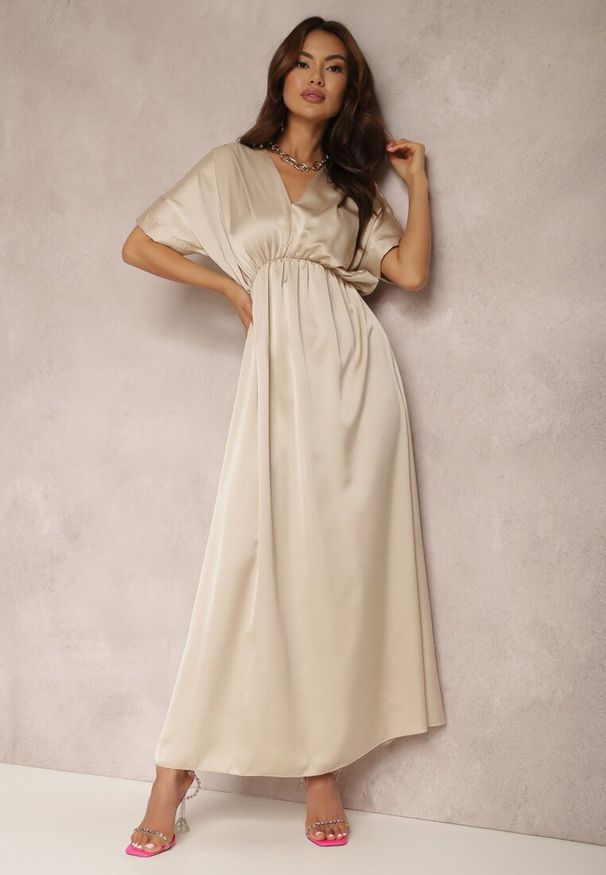 Renee - Jasnobeżowa Sukienka Satynowa Cythora. Typ kołnierza: dekolt w serek. Kolor: beżowy. Materiał: satyna. Długość rękawa: krótki rękaw. Styl: elegancki. Długość: maxi