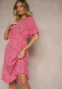 Renee - Różowa Rozkloszowana Sukienka Bawełniana w Kwiatowy Print Ezrive. Okazja: na co dzień. Typ kołnierza: dekolt w kształcie V. Kolor: różowy. Materiał: bawełna. Długość rękawa: krótki rękaw. Wzór: kwiaty, nadruk. Sezon: lato. Styl: klasyczny, casual