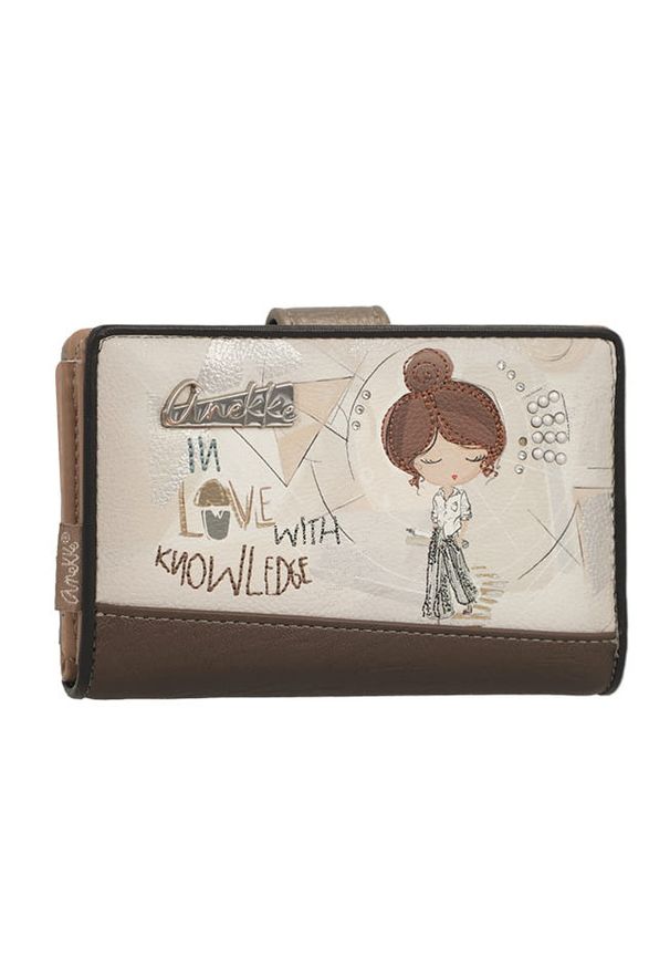 Portfel damski Anekke, z dekoracyjnym nadrukiem i metalowym logo zamykany na klapę wyposażony w przegrody na banknoty kieszeń na monety oraz liczne m. Kolor: brązowy. Wzór: nadruk