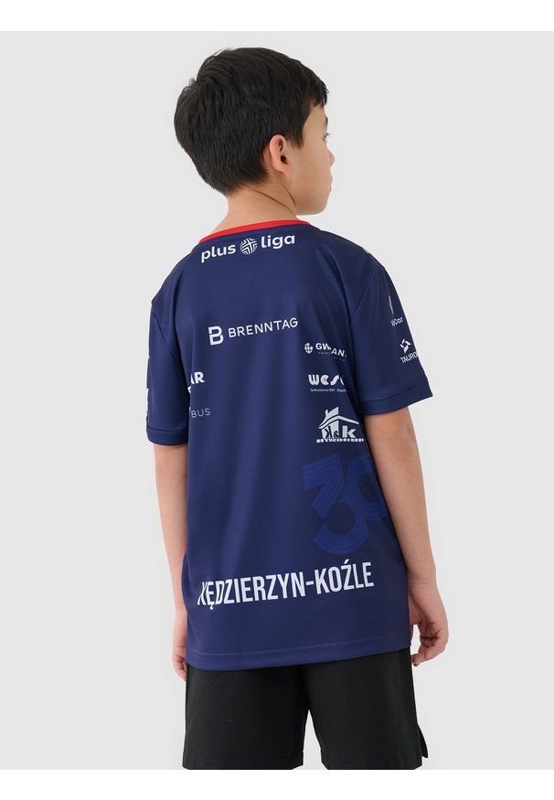 4f - 4F Koszulka meczowa replika wyjazdowa z sezonu 2024/2025 dziecięca 4F x Zaksa Kędzierzyn-Koźle - multikolor 98/104. Typ kołnierza: dekolt w serek. Kolor: wielokolorowy. Materiał: syntetyk, dzianina, materiał, włókno. Wzór: nadruk, ze splotem, gładki. Sezon: lato. Styl: klasyczny, sportowy