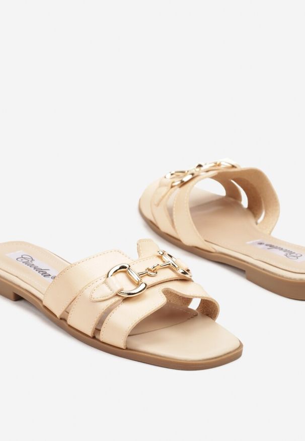 Born2be - Beżowe Klapki z Ozdobną Klamrą Nusorin. Okazja: na co dzień. Kolor: beżowy. Sezon: lato. Obcas: na płaskiej podeszwie. Styl: elegancki, glamour, casual