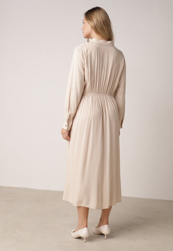 Born2be - Beżowa Wiskozowa Sukienka Koszulowa z Marszczeniem i Guzikiem w Talii Lennatha. Okazja: na co dzień. Kolor: beżowy. Materiał: wiskoza. Typ sukienki: koszulowe. Styl: casual, elegancki, klasyczny