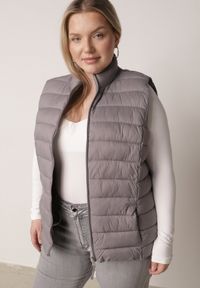 Born2be - Szara Pikowana Kamizelka Przejściowa ze Stójką Edanwen. Typ kołnierza: kołnierzyk stójkowy. Kolekcja: plus size. Kolor: szary. Materiał: jeans, nylon. Styl: klasyczny #1