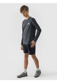 4F JUNIOR - Longsleeve z bawełny organicznej z nadrukiem chłopięcy - grafitowy. Okazja: na co dzień. Kolor: szary. Materiał: bawełna. Długość rękawa: długi rękaw. Długość: długie. Wzór: nadruk. Styl: casual, sportowy, klasyczny