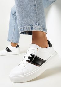 Born2be - Biało-Czarne Sneakersy z Metaliczną Wstawką Dannu. Nosek buta: okrągły. Zapięcie: sznurówki. Kolor: biały. Materiał: materiał. Obcas: na obcasie. Wysokość obcasa: niski #1