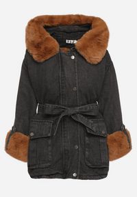 Born2be - Czarna Jeansowa Kurtka z Kapturem i Paskiem oraz Futerkiem na Napy Tarasima. Typ kołnierza: kaptur. Kolor: czarny. Materiał: jeans, futro #3