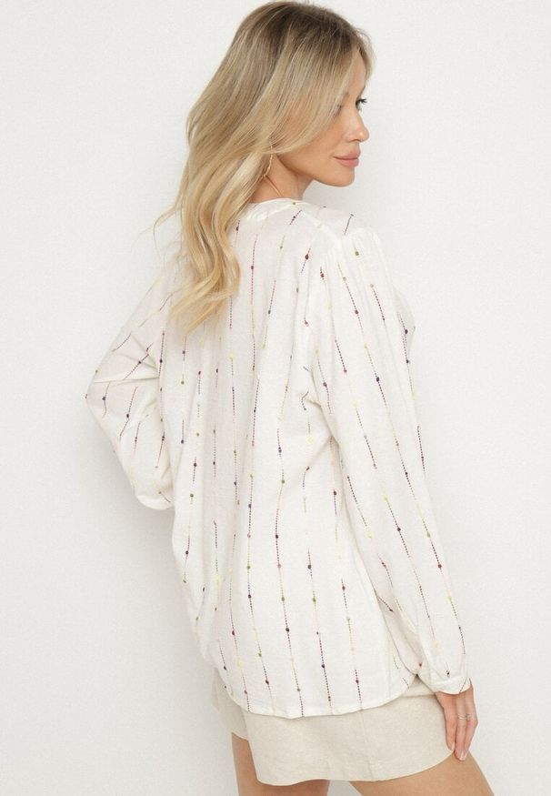 Born2be - Biała Bluzka Koszulowa z Bawełny z Dekoltem w Serek i Haftem Palanenna. Okazja: na co dzień. Typ kołnierza: dekolt w serek. Kolor: biały. Materiał: bawełna. Długość rękawa: długi rękaw. Długość: długie. Wzór: haft. Styl: klasyczny, casual, elegancki