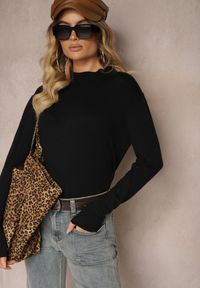 Renee - Czarny Klasyczny Sweter ze Stójką Miridra. Okazja: na co dzień, na spotkanie biznesowe. Typ kołnierza: kołnierzyk stójkowy. Kolor: czarny. Materiał: jeans. Długość rękawa: długi rękaw. Długość: długie. Wzór: aplikacja. Styl: klasyczny #4