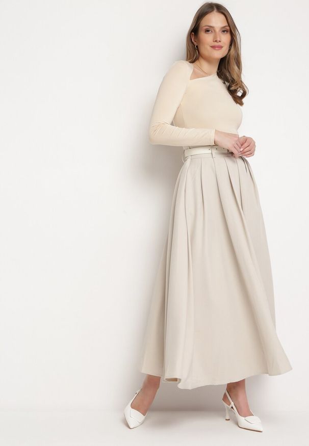 Born2be - Jasnobeżowa Spódnica o Rozkloszowanym Plisowanym Fasonie z Paskiem z Klamrą Aferna. Okazja: na co dzień. Kolor: beżowy. Styl: casual, elegancki
