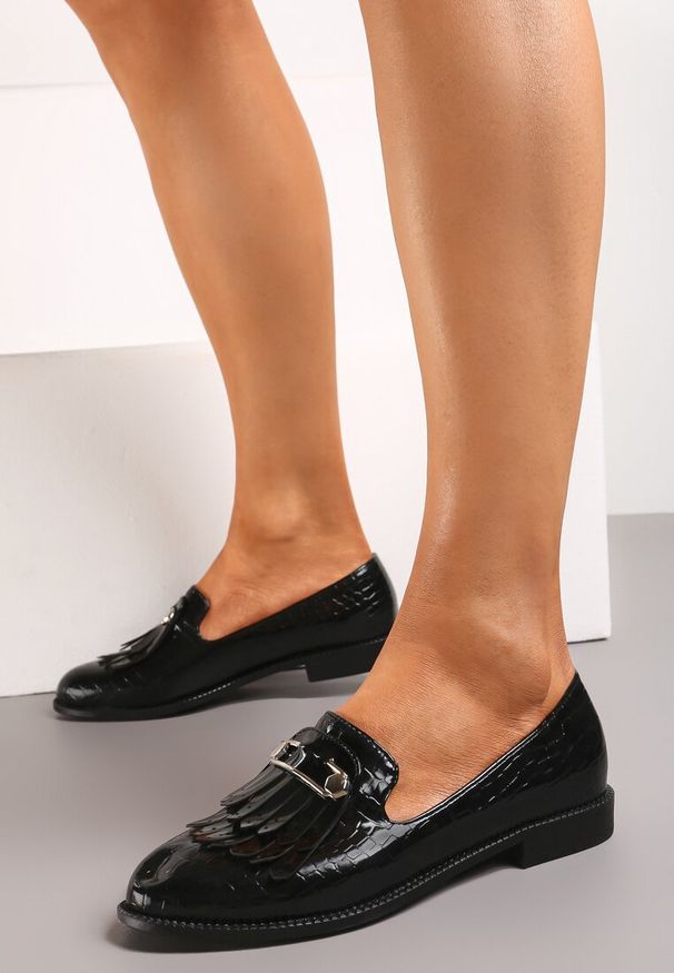 Born2be - Czarne Mokasyny z Lakierowanej Ekoskóry Ozdobione Metaliczną Wstawką i Frędzlami Calatres. Kolor: czarny. Materiał: lakier. Wzór: aplikacja