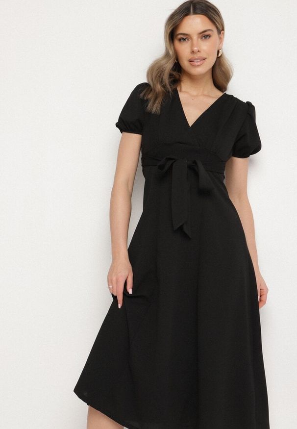 Born2be - Czarna Koktajlowa Sukienka o Rozkloszowanym Kroju z Wiązaniem Zilarie. Kolor: czarny. Styl: wizytowy