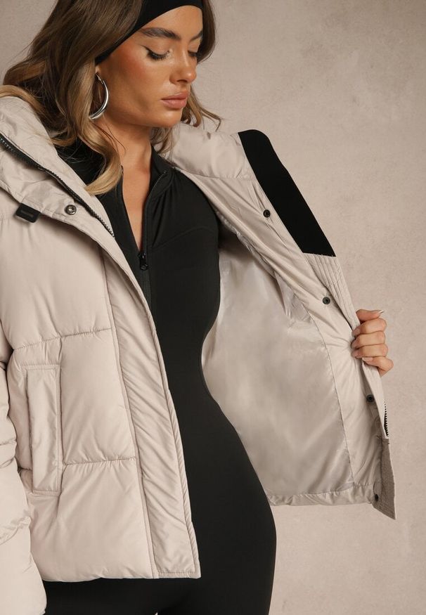 Renee - Beżowa Pikowana Kurtka o Fasonie Oversize z Kapturem Galadea. Okazja: na co dzień. Typ kołnierza: kaptur. Kolor: beżowy. Materiał: poliester, dzianina, jeans. Wzór: aplikacja. Sezon: zima. Styl: casual