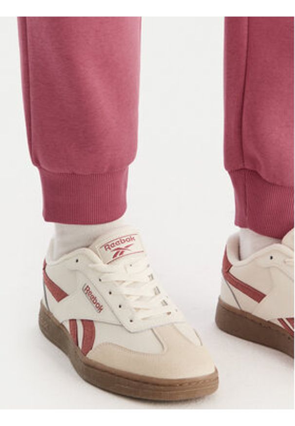 Reebok Spodnie dresowe Erika RK25164CCW Różowy Regular Fit. Kolor: różowy. Materiał: bawełna