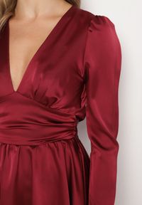 Born2be - Bordowa Satynowa Sukienka Mini z Głębokim Dekoltem i Wiązaniem z Tyłu Liadan. Okazja: na imprezę. Kolor: czerwony. Materiał: satyna. Styl: elegancki. Długość: mini #5