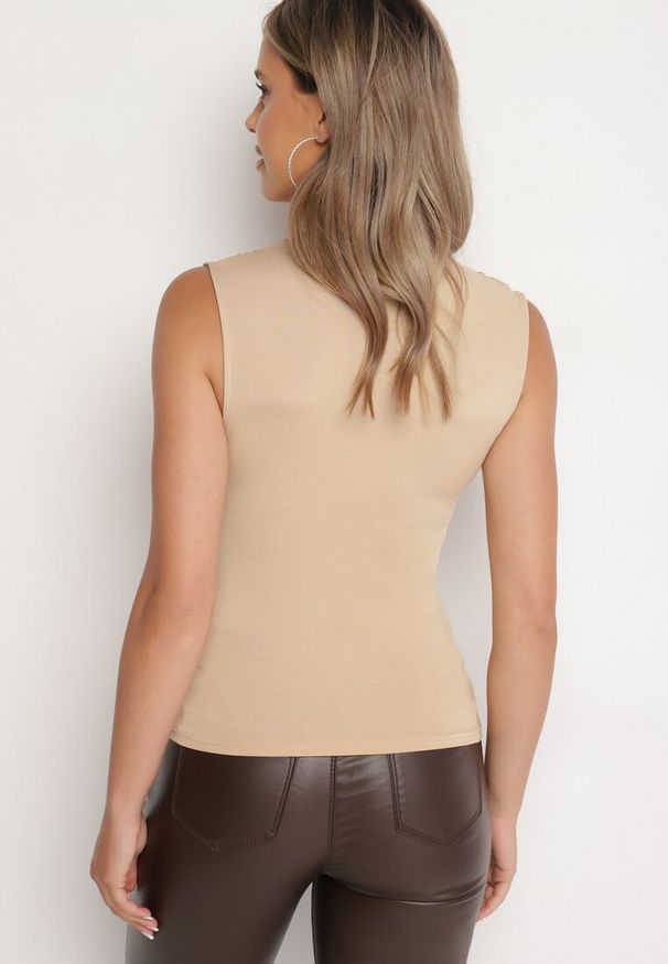 Born2be - Ciemnobeżowy Top o Kopertowym Fasonie z Marszczeniami Izadora. Okazja: na spotkanie biznesowe, do pracy. Kolor: beżowy. Materiał: wiskoza. Styl: klasyczny, biznesowy