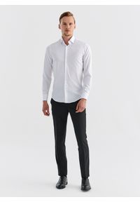 Pako Lorente - Elegancka biała koszula męska P000B-1X-577-B-S. Typ kołnierza: kołnierzyk klasyczny. Kolor: biały. Materiał: bawełna. Długość rękawa: długi rękaw. Długość: długie. Wzór: gładki. Styl: elegancki