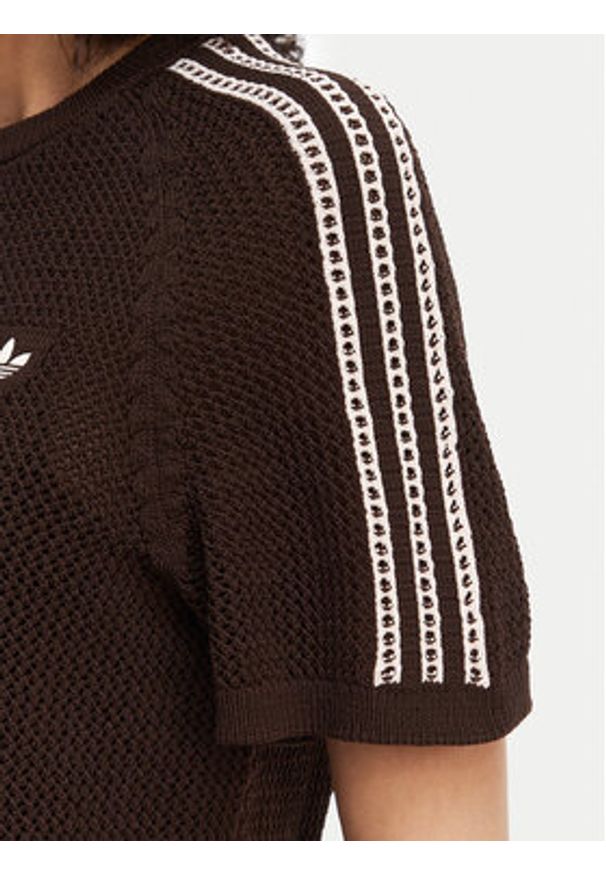 Adidas - adidas Sukienka dzianinowa Knitted Crochet KE0203 Brązowy Loose Fit. Kolor: brązowy. Materiał: syntetyk