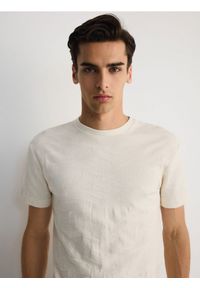 Reserved - Strukturalny t-shirt comfort fit - złamana biel. Materiał: bawełna