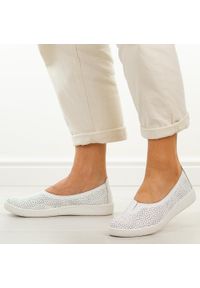 Białe skórzane Polskie półbuty damskie Gregors 1189. Okazja: na co dzień. Nosek buta: okrągły. Zapięcie: bez zapięcia. Kolor: biały. Materiał: skóra. Szerokość cholewki: normalna. Sezon: wiosna, jesień, lato. Styl: casual #1