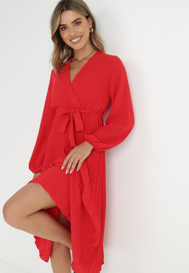 Born2be - Czerwona Sukienka Mesyre. Okazja: do pracy, na randkę. Typ kołnierza: dekolt w kształcie V. Kolor: czerwony. Materiał: materiał. Typ sukienki: kopertowe, plisowane. Długość: midi