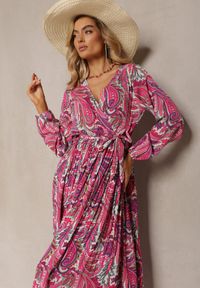 Renee - Ciemnoróżowa Plisowana Sukienka z Kopertowym Dekoltem i Wzorem Paisley Olanetta. Kolor: różowy. Materiał: tkanina, materiał. Wzór: paisley. Typ sukienki: kopertowe. Długość: maxi