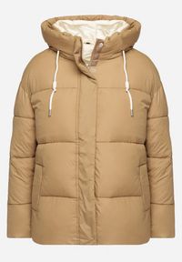 Born2be - Jasnobeżowa Pikowana Kurtka o Pudełkowym Kroju z Kapturem i Kieszeniami Alissan. Typ kołnierza: kaptur. Kolor: beżowy. Materiał: jeans. Sezon: zima #7