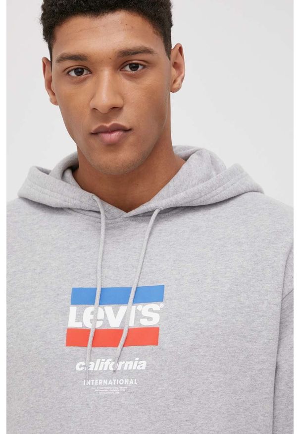 Levi's® - Levi's Bluza bawełniana męska kolor szary z kapturem melanżowa. Okazja: na spotkanie biznesowe. Typ kołnierza: kaptur. Kolor: szary. Materiał: bawełna. Wzór: melanż. Styl: biznesowy