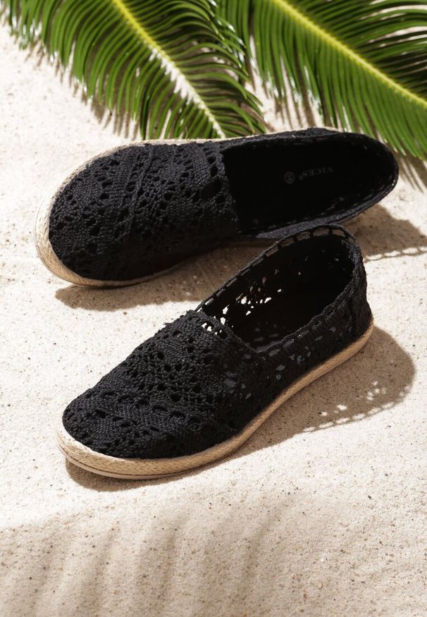 Renee - Czarne Espadryle z Ażurową Cholewką i Plecioną Podeszwą Gratifyinglys. Okazja: na co dzień. Kolor: czarny. Szerokość cholewki: normalna. Wzór: ażurowy. Sezon: lato. Obcas: na płaskiej podeszwie. Styl: elegancki, klasyczny, casual
